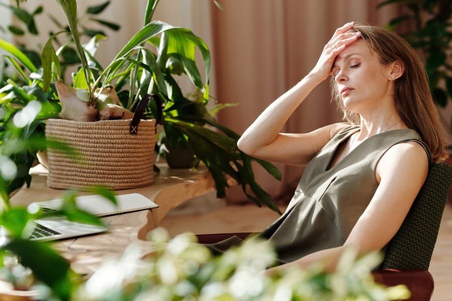 femme se tenant la tete