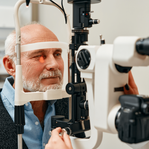 patient se faisant examiner sa santé oculaire chez l'ophtalmologue