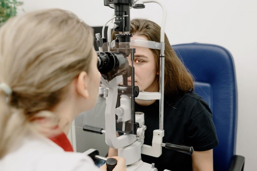 ophtalmologiste examinant la vision