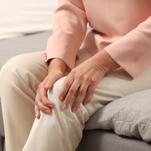 Femme souffrant de douleur au genou rhumatisme