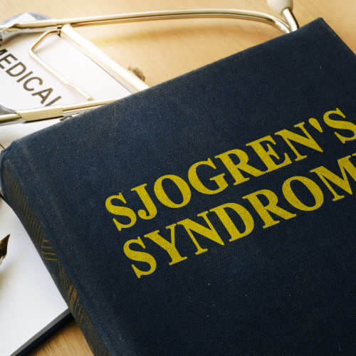 livre sur le syndrome de Gougerot-Sjögren posé sur une table dans un cabinet médical