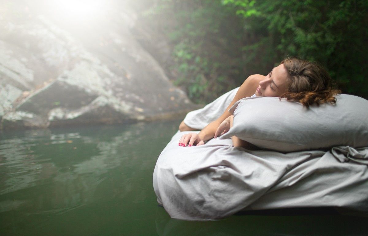 Femme dormant profondément dans la nature