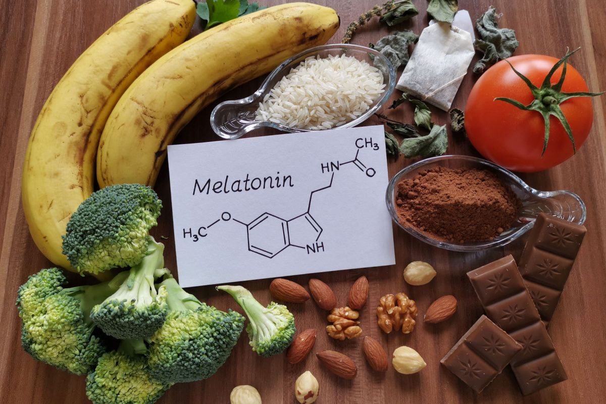 aliments qui sont des Sources de mélatonine posés sur une table