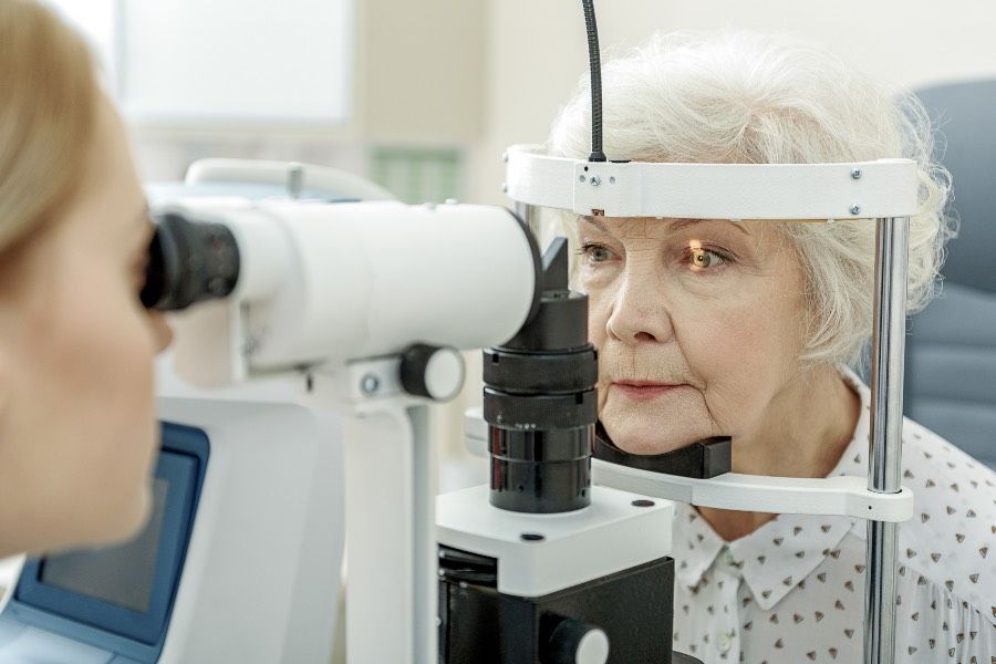 Femme agee lors dun examen fond de loeil