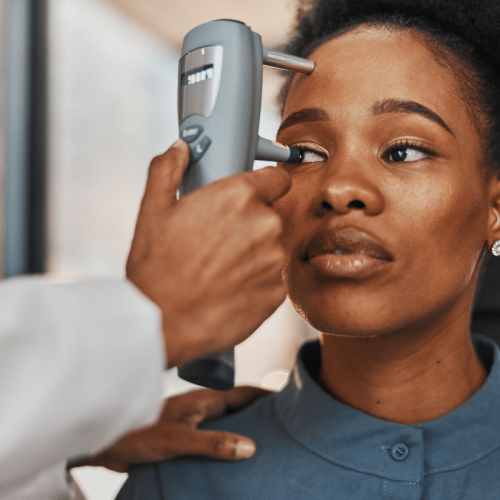 Femme qui subit un examen ophtalmologique avec un tonomètre glaucome