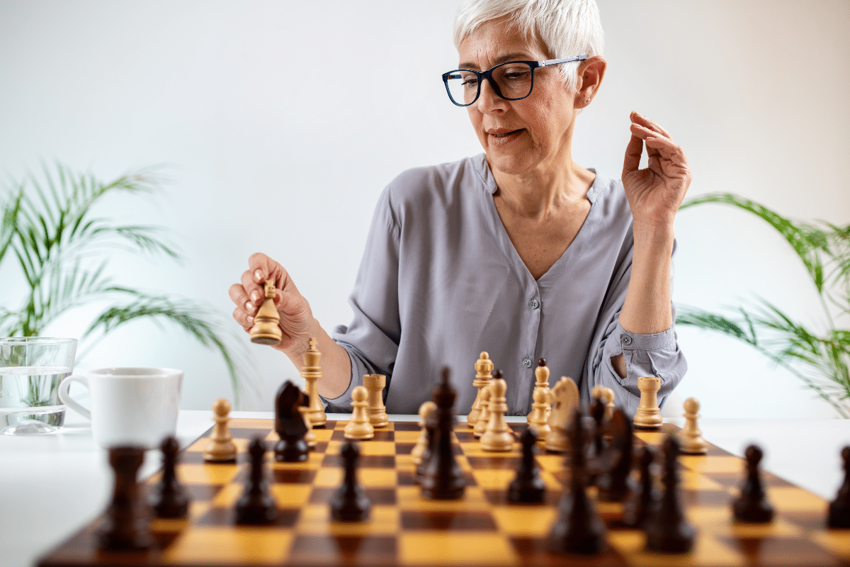 Femme âgée jouant aux échecs
