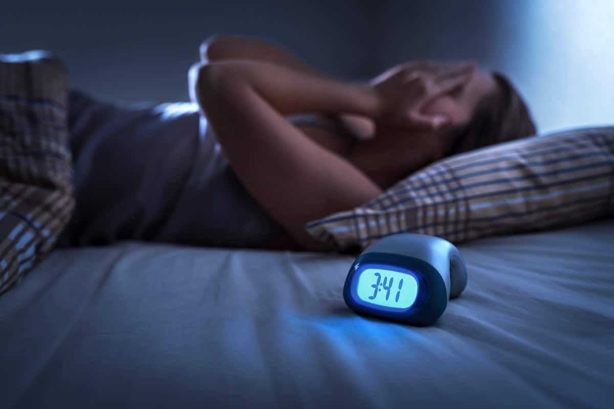 femme dans son lit avec angoisses du soir