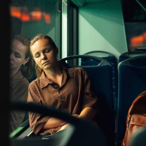 Femme fatiguée, endormie dans un bus
