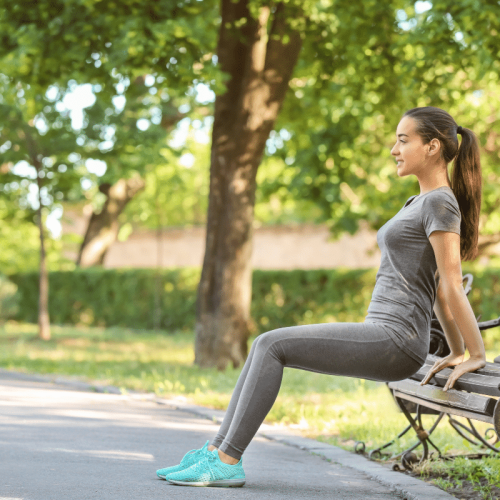 Jeune sportive s'entraînant en plein air