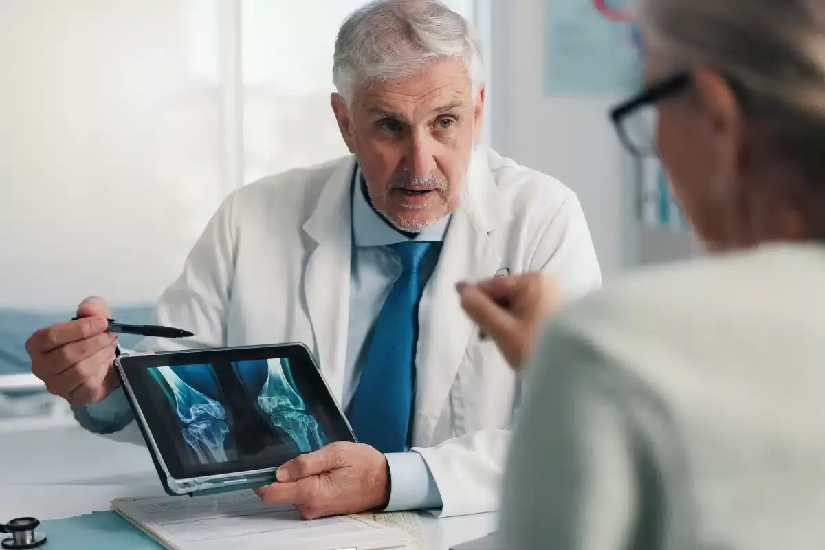 Médecin expliquant l'ostéoporose à une femme ménopausée