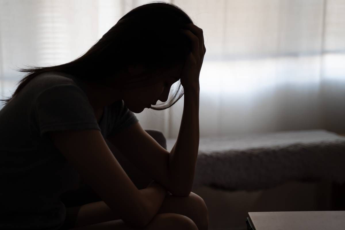 une femme souffrant de dépression qui se serre la tête