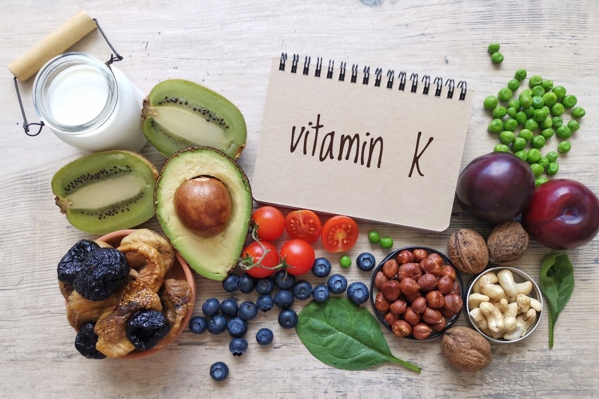 sources de vitamine K autour d'un carnet de notes