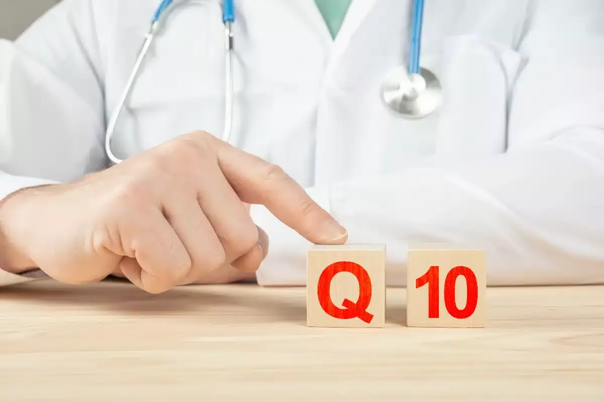 médecin qui montre de la coenzyme Q10