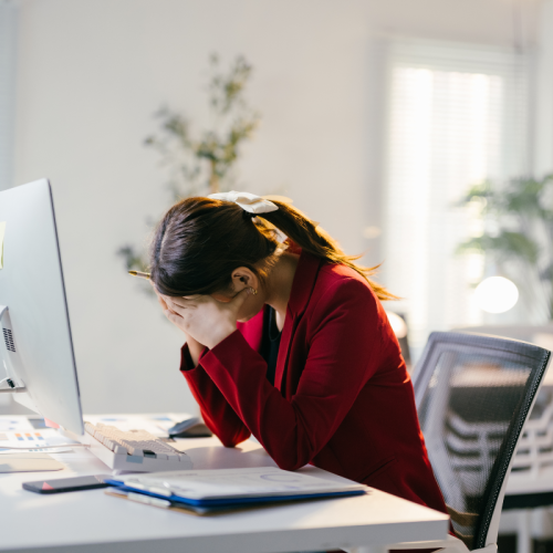 femme d'affaires souffre du syndrome d'épuisement professionnel surmenage