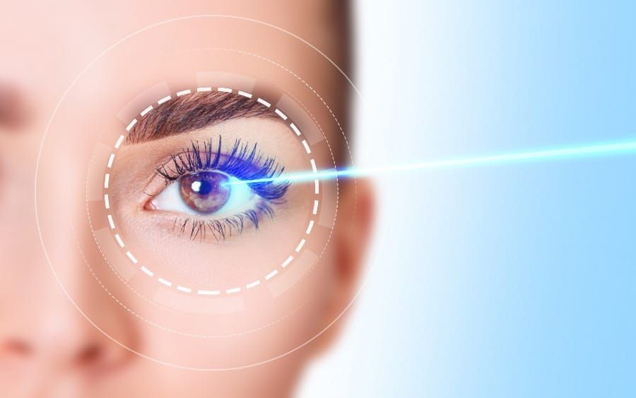 oeil feminin avec laser bleu