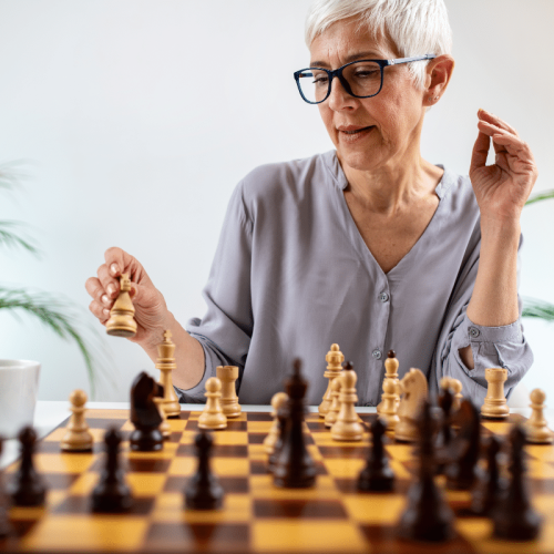 Femme âgée jouant aux échecs