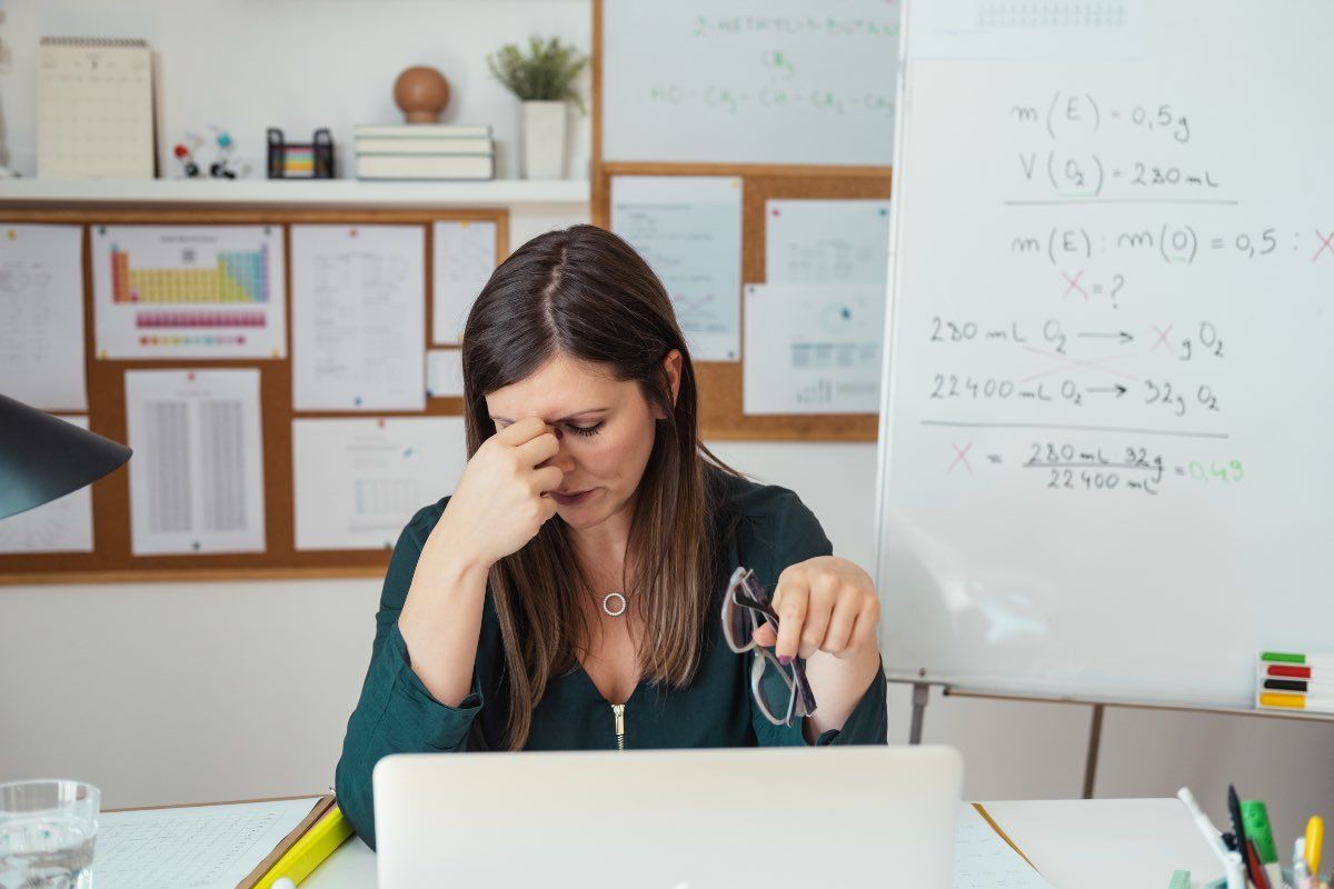 femme qui se tient la tête à cause du stress fatigue