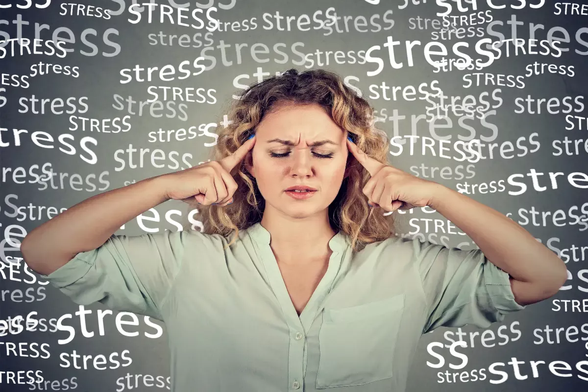 femme qui essaye de comprendre le stress