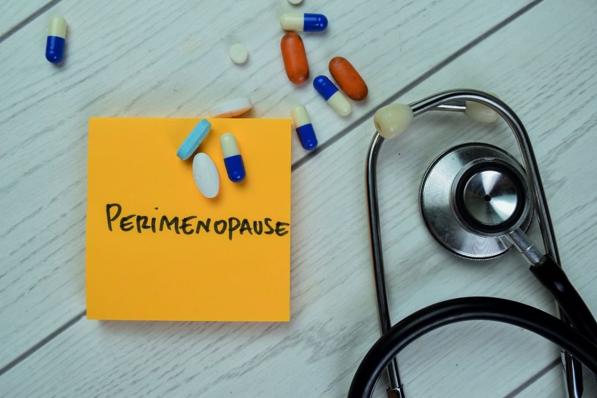 périménopause écrit sur des notes collantes et un stéthoscope sur le côté