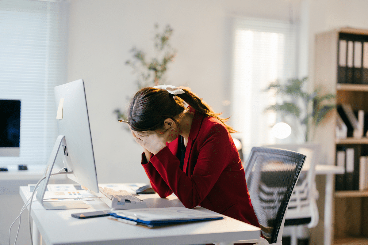 femme d'affaires souffre du syndrome d'épuisement professionnel surmenage